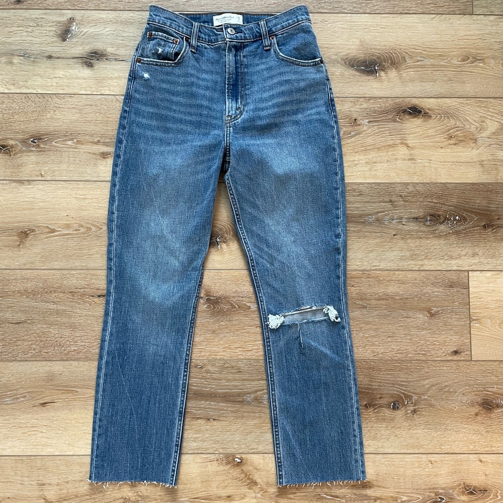 NWOT Abercrombie & Fitch 90’s Slim Straight Ultra High Rise Raw Hem